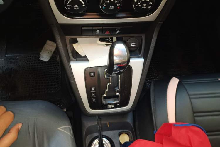 Used Dodge Caliber 2011 2.0 SXT Classic Edition Gear Lever