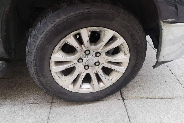 Used Dodge Challenger  Right Front Wheel Hub