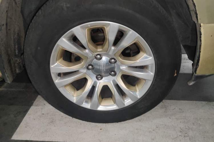 Used Dodge Challenger  Right Front Wheel Hub