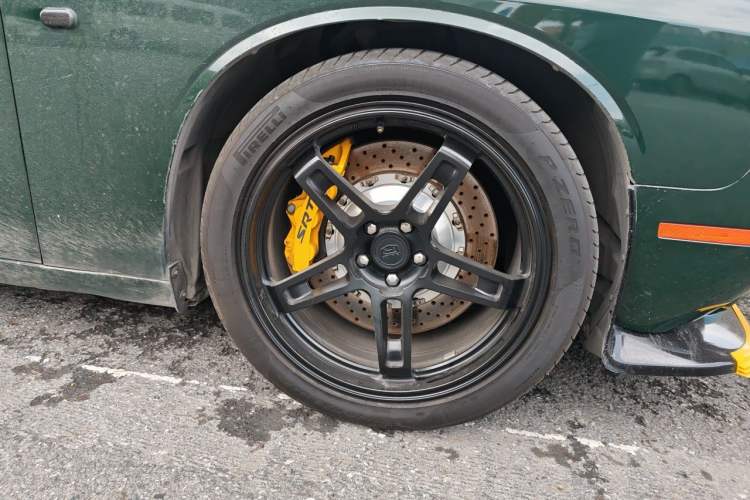Used Dodge Challenger 2019 3.6L GT PLUS Canadian Version Right Front Wheel Hub