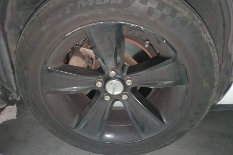 Used Dodge Challenger  Right Front Wheel Hub