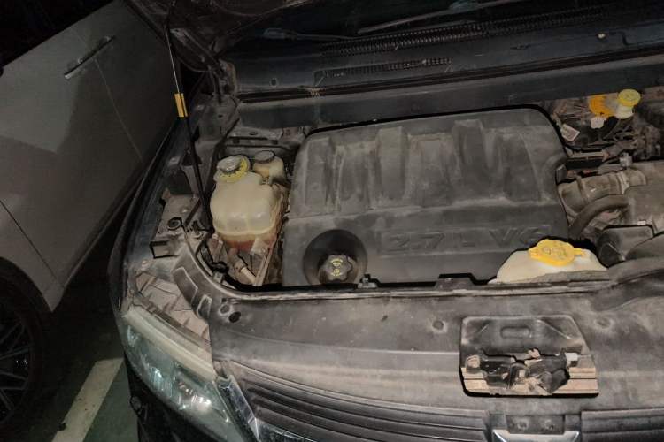 Used Dodge Journey 2010 2.7 Engine Bay Right
