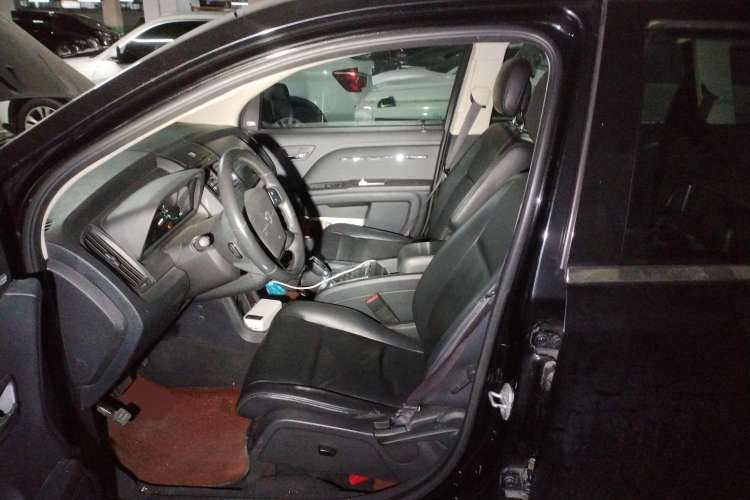 Used Dodge Journey 2010 2.7 Left Front Seat