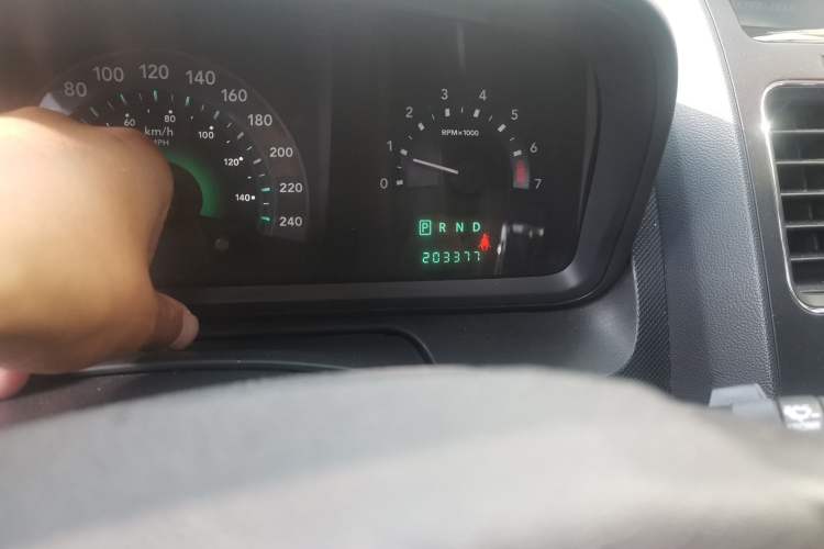 Used Dodge Journey 2010 2.7 Odometer Close Up