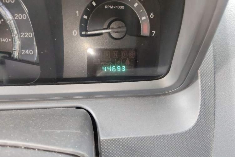 Used Dodge Journey 2010 2.7 Odometer Close Up