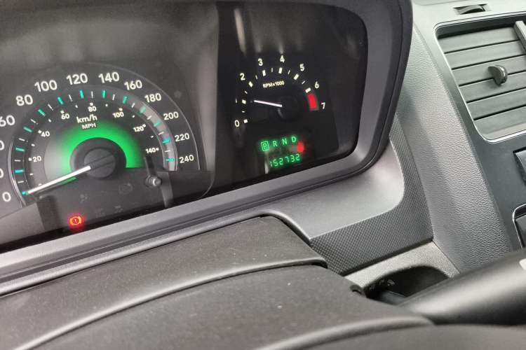 Used Dodge Journey 2010 2.7 Odometer Close Up