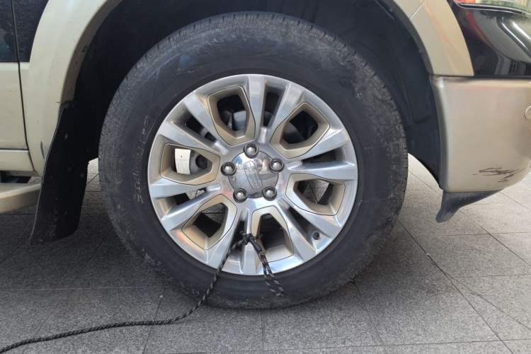 Used Dodge Journey  Right Front Wheel Hub