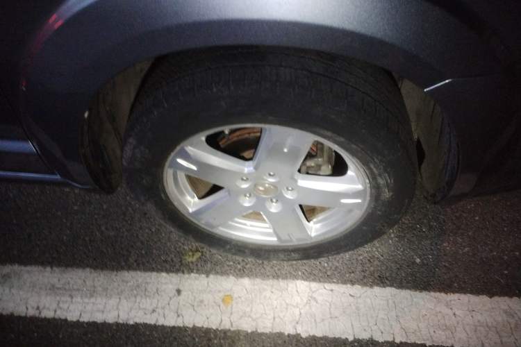 Used Dodge Journey 2011 2.7 Luxury Navigation Edition Right Front Wheel Hub