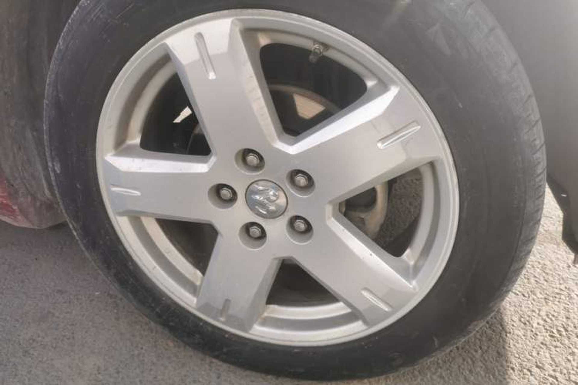 Used Dodge Journey 2011 2.7 Luxury Navigation Edition Right Front Wheel Hub