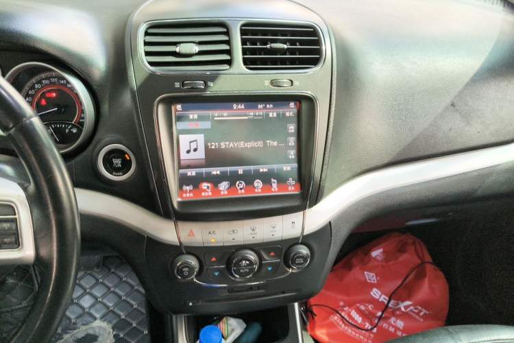 Used Dodge Journey 2013 2.4L Two-Wheel Drive Luxury Version Audio And AC Panel