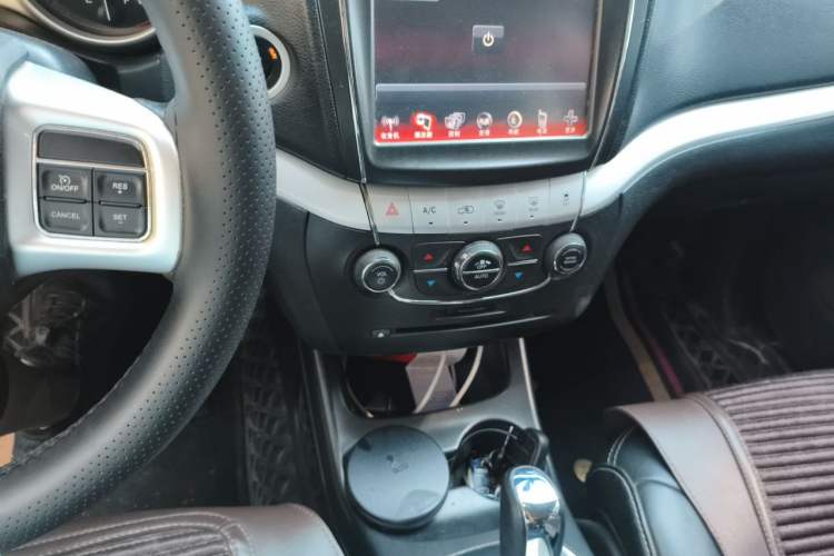 Used Dodge Journey 2013 2.4L Two-Wheel Drive Luxury Version Audio And AC Panel