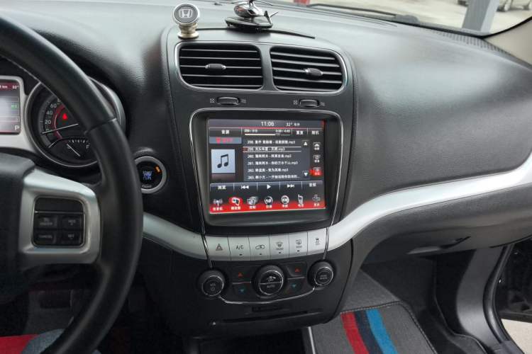 Used Dodge Journey 2013 2.4L Two-Wheel Drive Luxury Version Audio And AC Panel