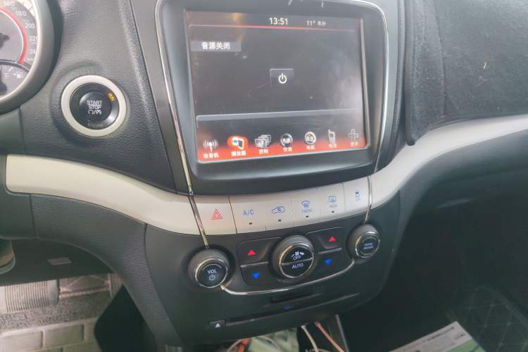 Used Dodge Journey 2013 2.4L Two-Wheel Drive Luxury Version Audio And AC Panel