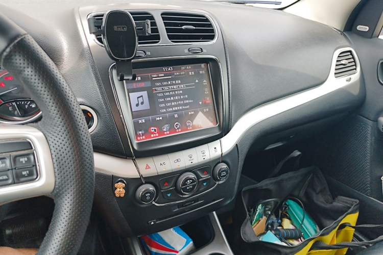 Used Dodge Journey 2013 2.4L Two-Wheel Drive Luxury Version Audio And AC Panel