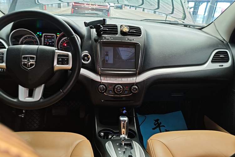 Used Dodge Journey 2013 2.4L Two-Wheel Drive Luxury Version Audio And AC Panel
