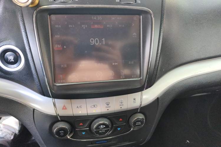 Used Dodge Journey 2013 2.4L Two-Wheel Drive Luxury Version Audio And AC Panel