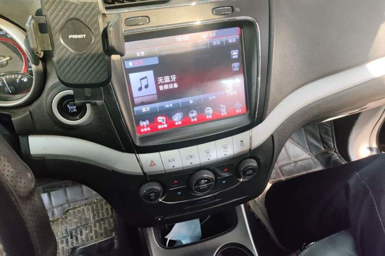 Used Dodge Journey 2013 2.4L Two-Wheel Drive Luxury Version Audio And AC Panel