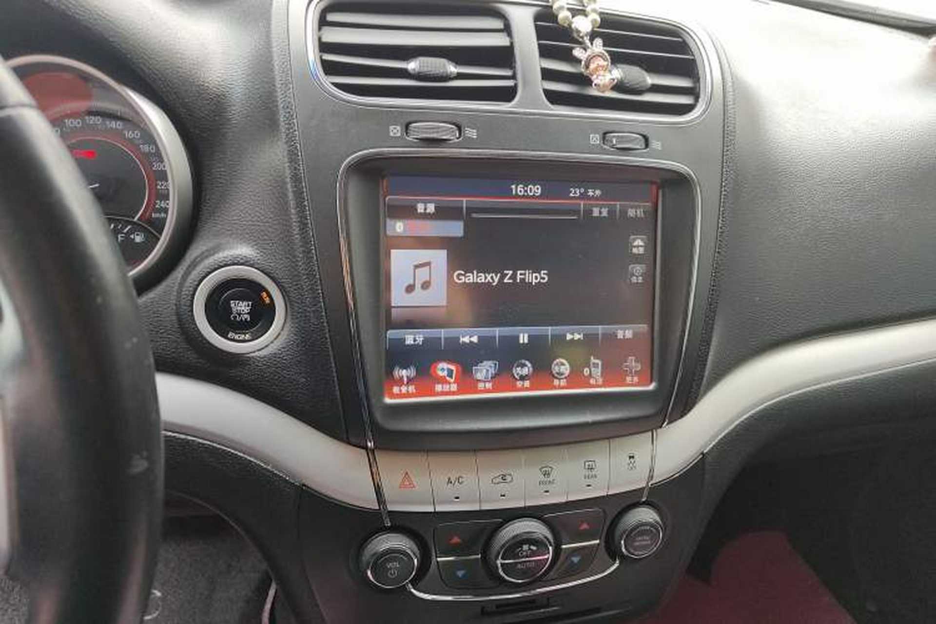 Used Dodge Journey 2013 2.4L Two-Wheel Drive Luxury Version Audio And AC Panel
