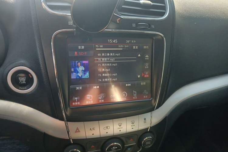 Used Dodge Journey 2013 2.4L Two-Wheel Drive Luxury Version Audio And AC Panel