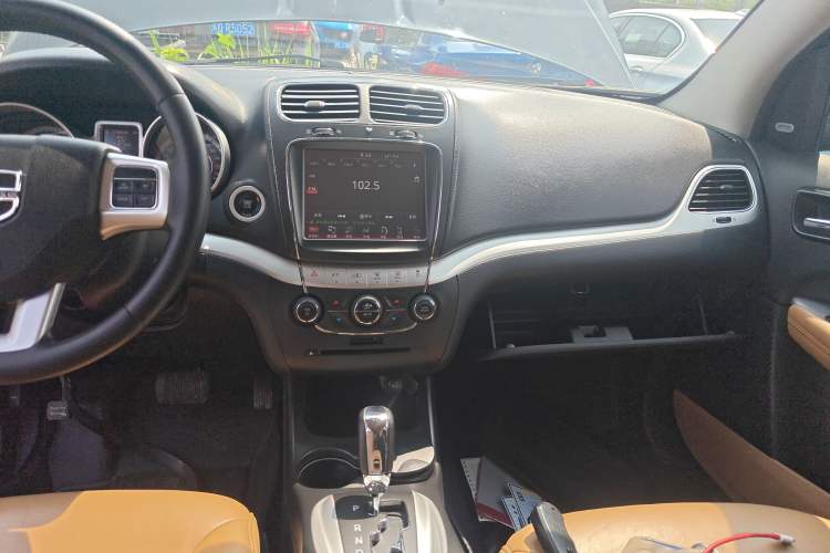 Used Dodge Journey 2013 2.4L Two-Wheel Drive Luxury Version Audio And AC Panel