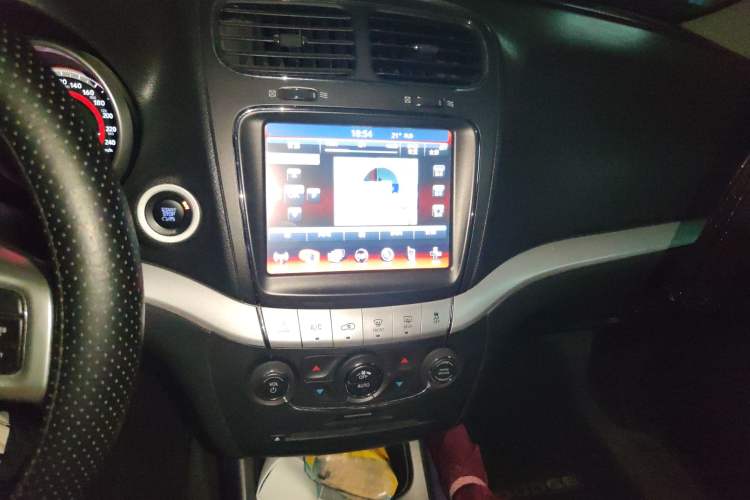 Used Dodge Journey 2013 2.4L Two-Wheel Drive Luxury Version Audio And AC Panel