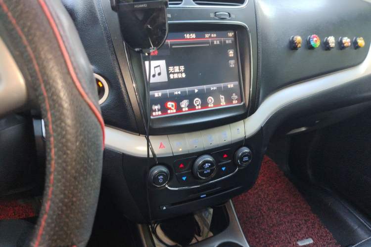Used Dodge Journey 2013 2.4L Two-Wheel Drive Luxury Version Audio And AC Panel