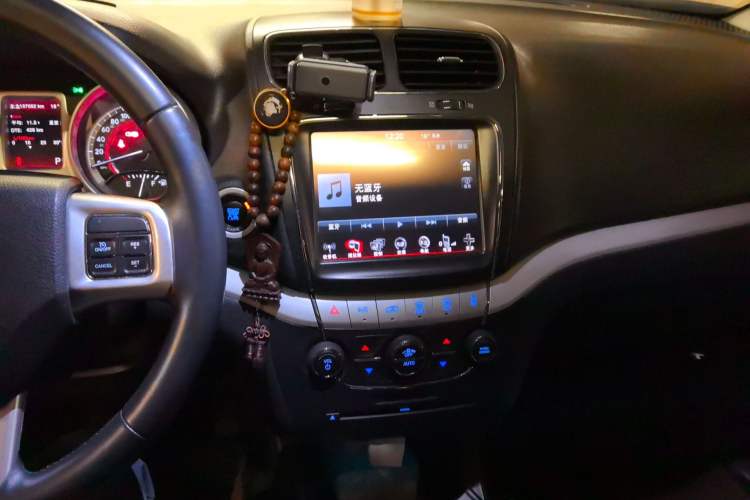 Used Dodge Journey 2013 2.4L Two-Wheel Drive Luxury Version Audio And AC Panel