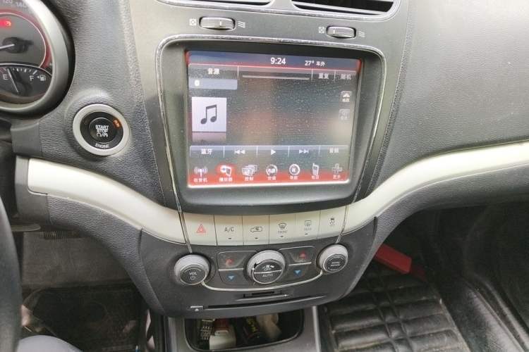 Used Dodge Journey 2013 2.4L Two-Wheel Drive Luxury Version Audio And AC Panel