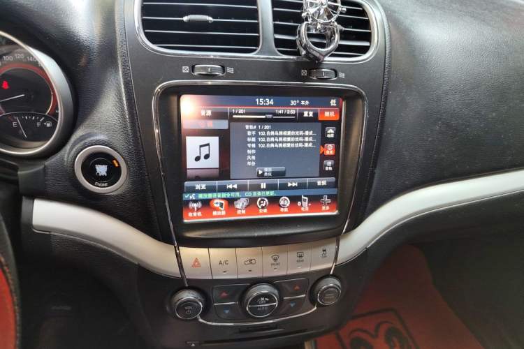 Used Dodge Journey 2013 2.4L Two-Wheel Drive Luxury Version Audio And AC Panel