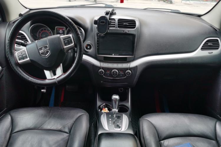 Used Dodge Journey 2013 2.4L Two-Wheel Drive Luxury Version Center Console