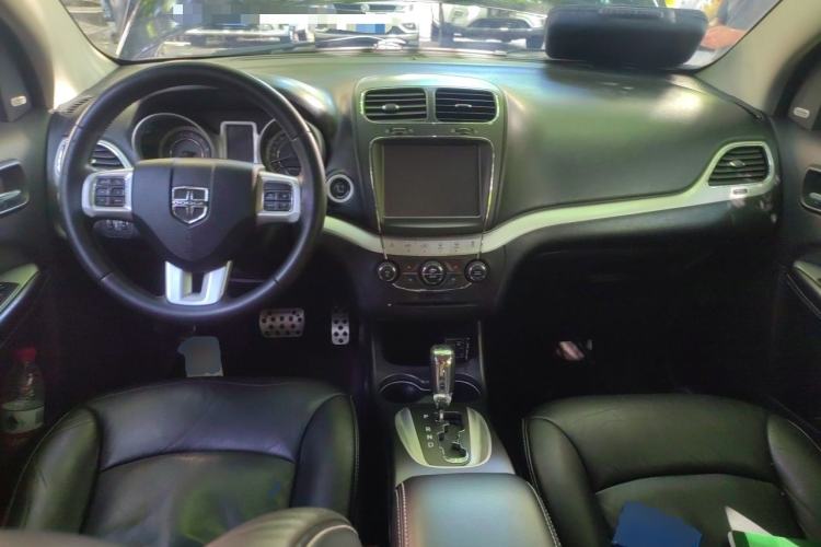 Used Dodge Journey 2013 2.4L Two-Wheel Drive Luxury Version Center Console