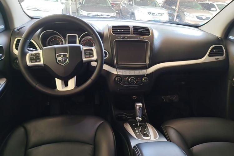 Used Dodge Journey 2013 2.4L Two-Wheel Drive Luxury Version Center Console