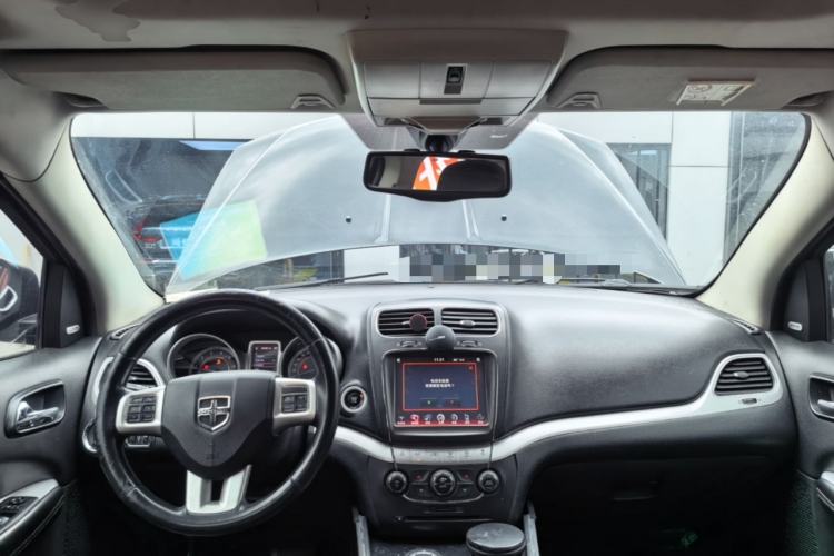 Used Dodge Journey 2013 2.4L Two-Wheel Drive Luxury Version Center Console