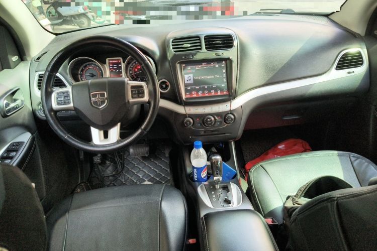 Used Dodge Journey 2013 2.4L Two-Wheel Drive Luxury Version Center Console