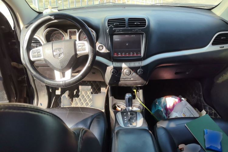 Used Dodge Journey 2013 2.4L Two-Wheel Drive Luxury Version Center Console