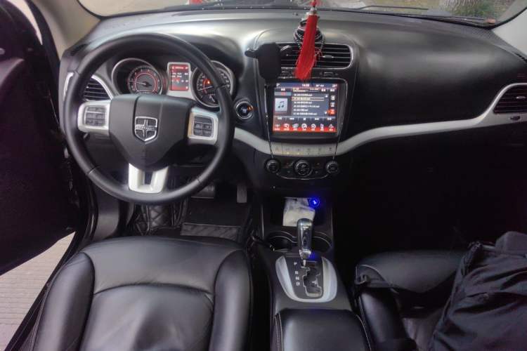 Used Dodge Journey 2013 2.4L Two-Wheel Drive Luxury Version Center Console