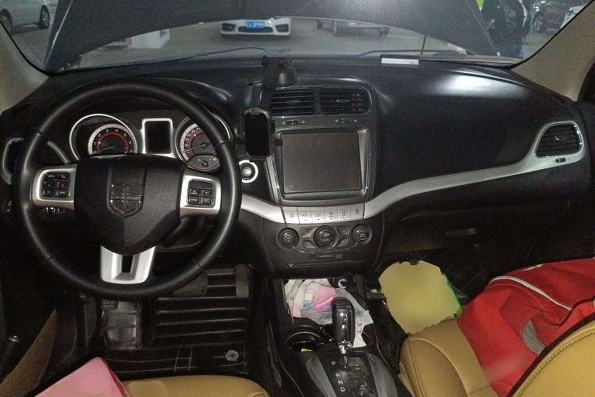 Used Dodge Journey 2013 2.4L Two-Wheel Drive Luxury Version Center Console