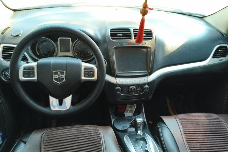 Used Dodge Journey 2013 2.4L Two-Wheel Drive Luxury Version Center Console
