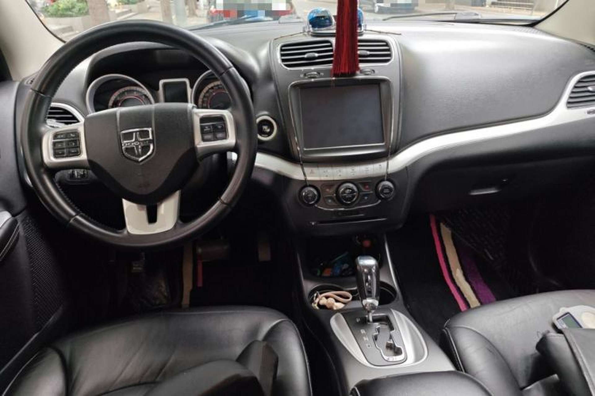 Used Dodge Journey 2013 2.4L Two-Wheel Drive Luxury Version Center Console