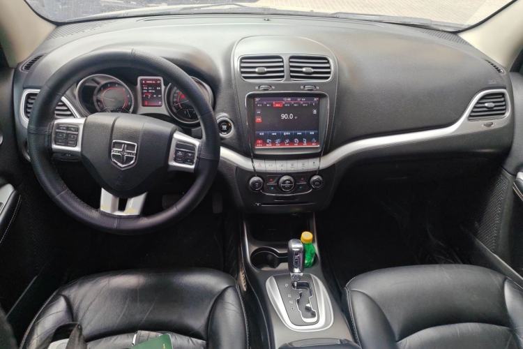 Used Dodge Journey 2013 2.4L Two-Wheel Drive Luxury Version Center Console