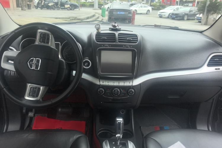 Used Dodge Journey 2013 2.4L Two-Wheel Drive Luxury Version Center Console