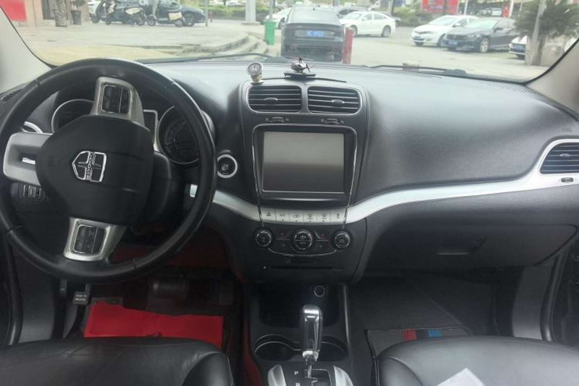 Used Dodge Journey 2013 2.4L Two-Wheel Drive Luxury Version Center Console
