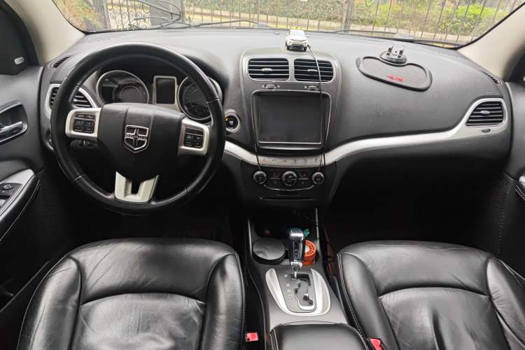 Used Dodge Journey 2013 3.6L Four-Wheel Drive Flagship Edition Center Console