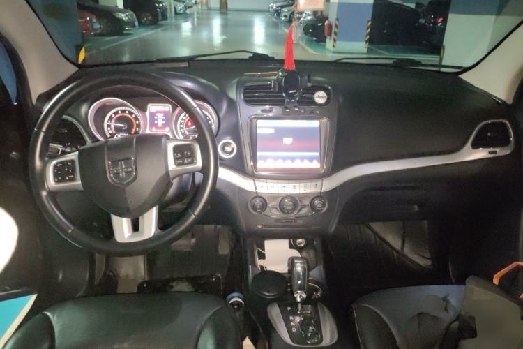 Used Dodge Journey 2013 2.4L Two-Wheel Drive Luxury Version Center Console