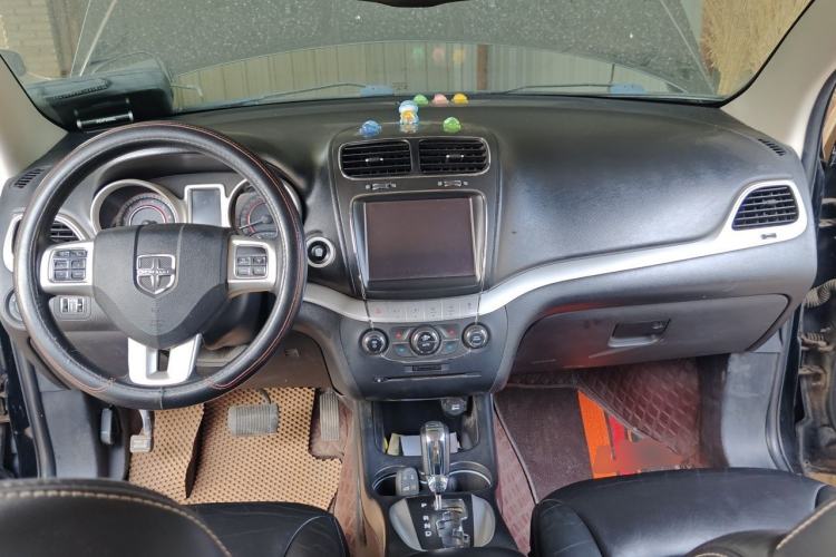 Used Dodge Journey 2013 2.4L Two-Wheel Drive Luxury Version Center Console