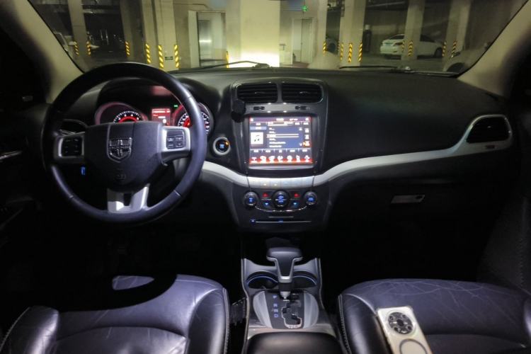 Used Dodge Journey 2013 2.4L Two-Wheel Drive Luxury Version Center Console