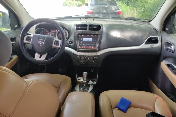 Used Dodge Journey 2013 2.4L Two-Wheel Drive Luxury Version Center Console