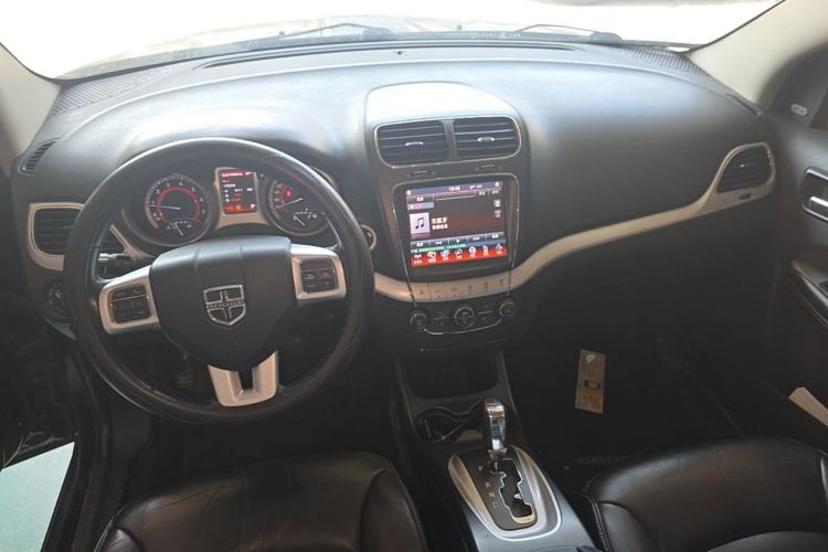 Used Dodge Journey 2013 2.4L Two-Wheel Drive Luxury Version Center Console