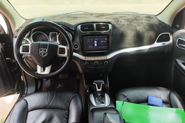 Used Dodge Journey 2013 2.4L Two-Wheel Drive Luxury Version Center Console