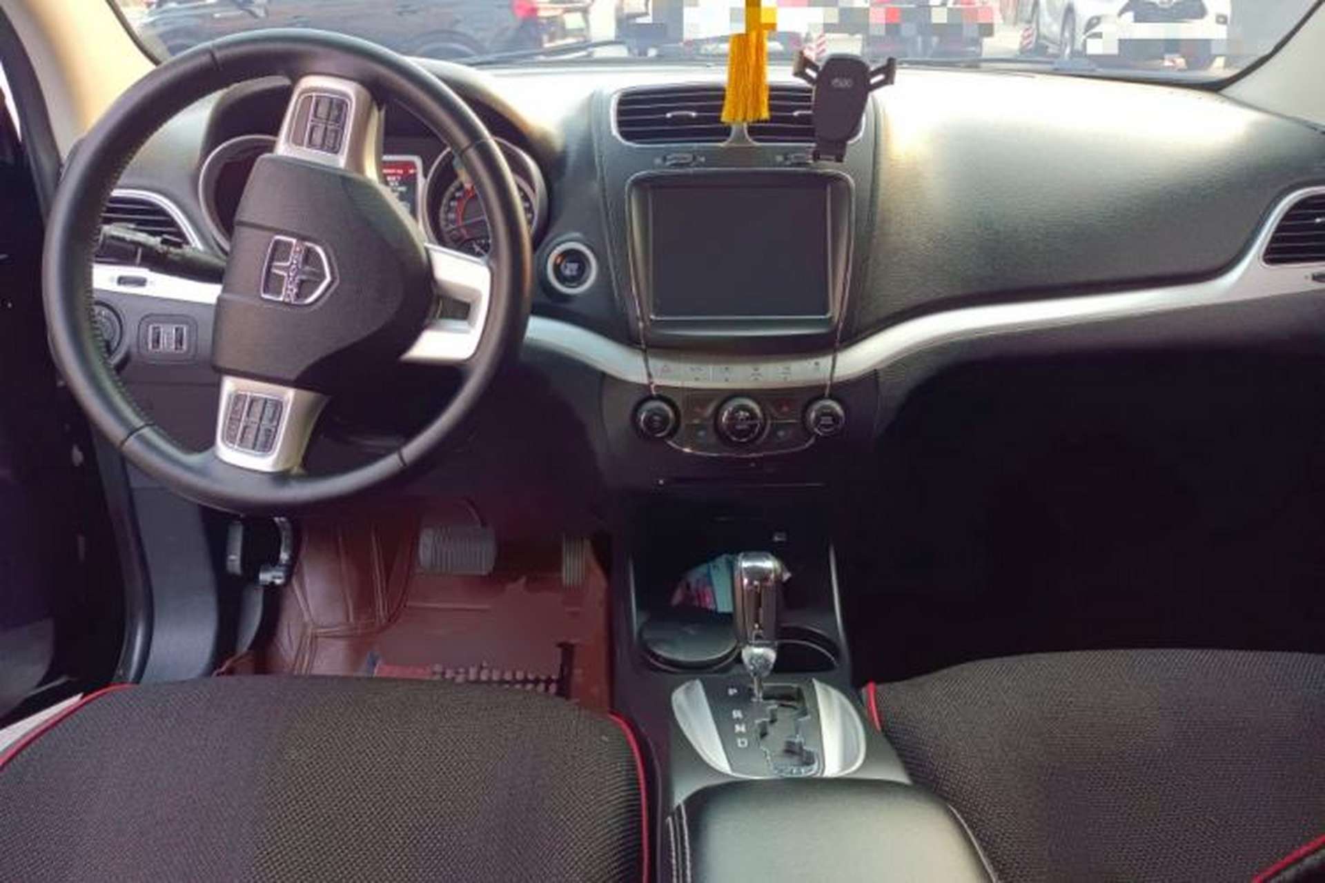 Used Dodge Journey 2013 2.4L Two-Wheel Drive Luxury Version Center Console